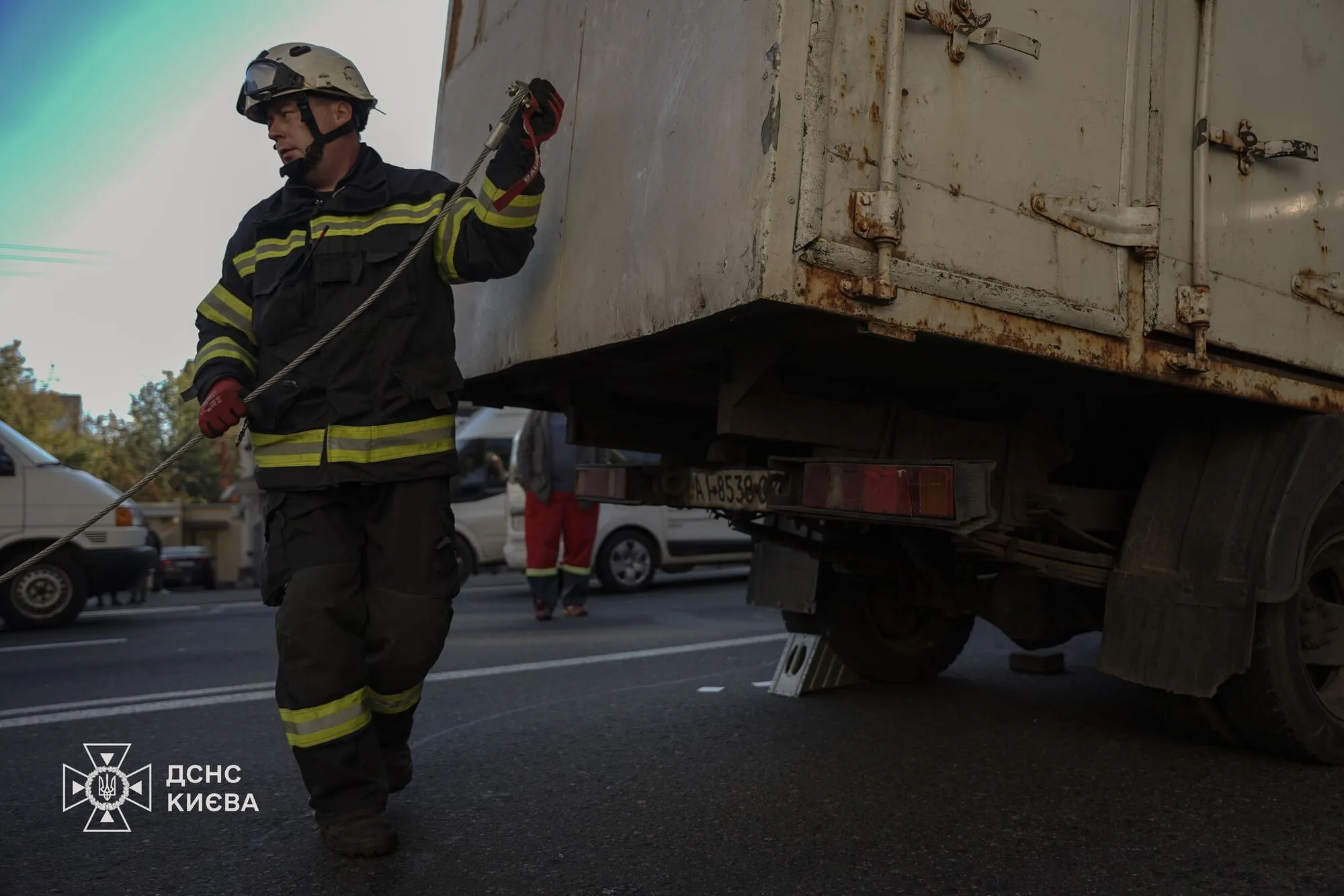 Кабіна вантажівки повністю опинилась у салоні маршрутки: у Києві сталась страшна ДТП, є загибла. Подробиці, фото і відео