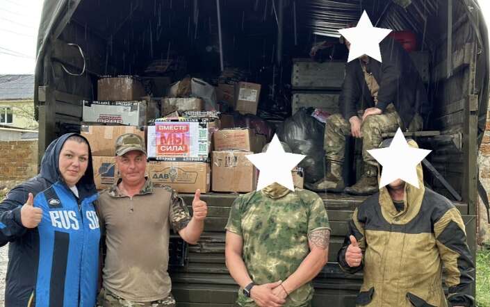 Ольга Давидко передає “гуманітарку” російським військовим, травень 2023 р. Фото: соцмережі