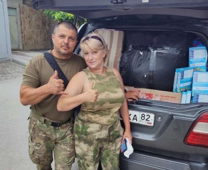 Тетяна Савицька завантажує “гуманітарку” для російських військових, липень 2023 р. Фото: соцмережі