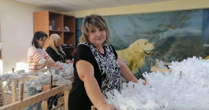 Вікторія Борисенко плете маскувальні сітки для російських військових. Фото: скріншот з відео