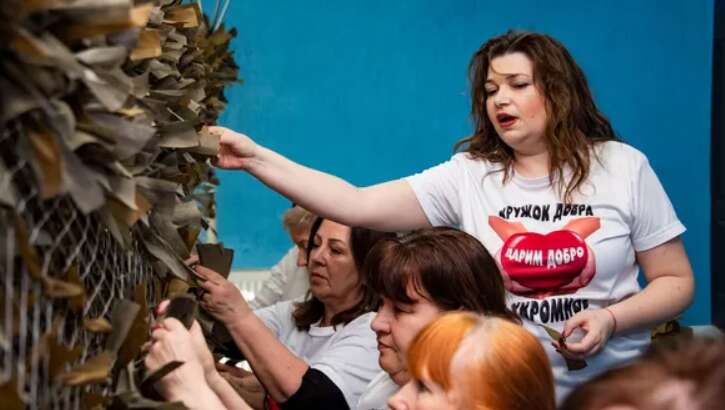 Жінки з “Кружка добра” плетуть маскувальні сітки. Фото: соцмережі