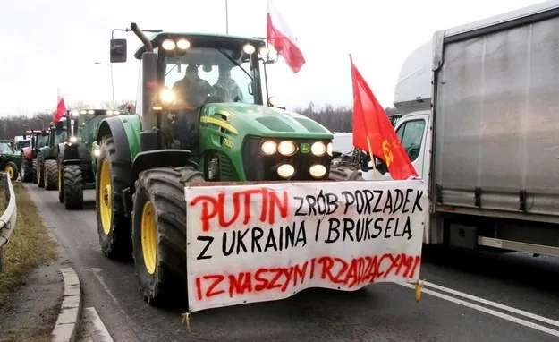 Вивісили на тракторі прапор СРСР: у Польщі судитимуть фермера і його дочку, які закликали Путіна  dqxikeidqxitzant