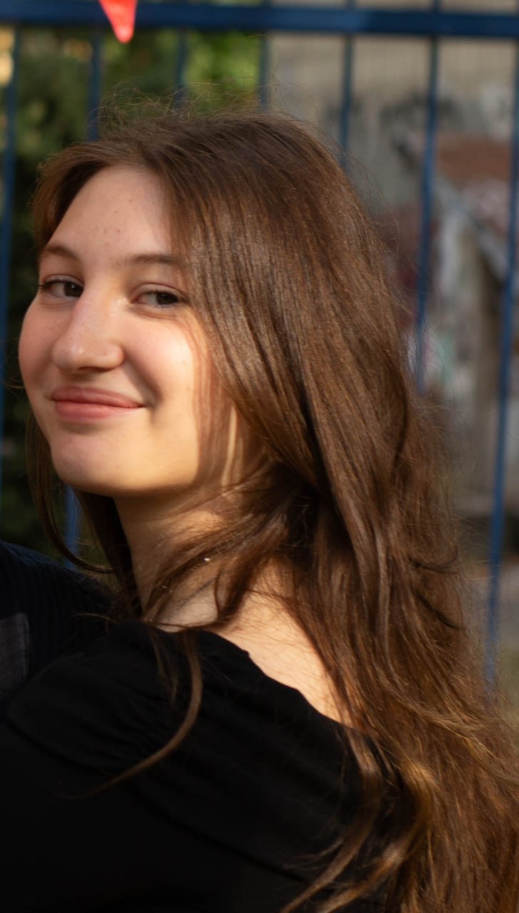 «Наша лидер». Лицей в Киеве почтили память ученицы, которая погибла в результате атаки РФ фото 1 dqxikeidqxidqrant