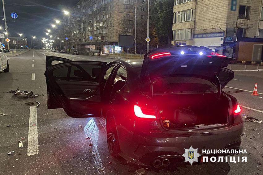 У центрі Києва п’яний водій BMW влаштував ДТП з потерпілим. Подробиці і фото