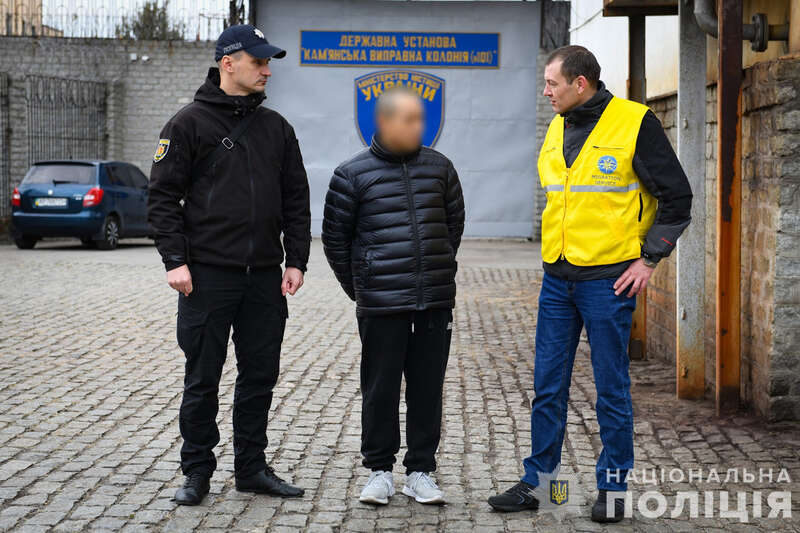 Полиция выпроваживает осужденного гражданина КНР Полиция выпроваживает осужденного гражданина КНР dqxikeidqxidqrant