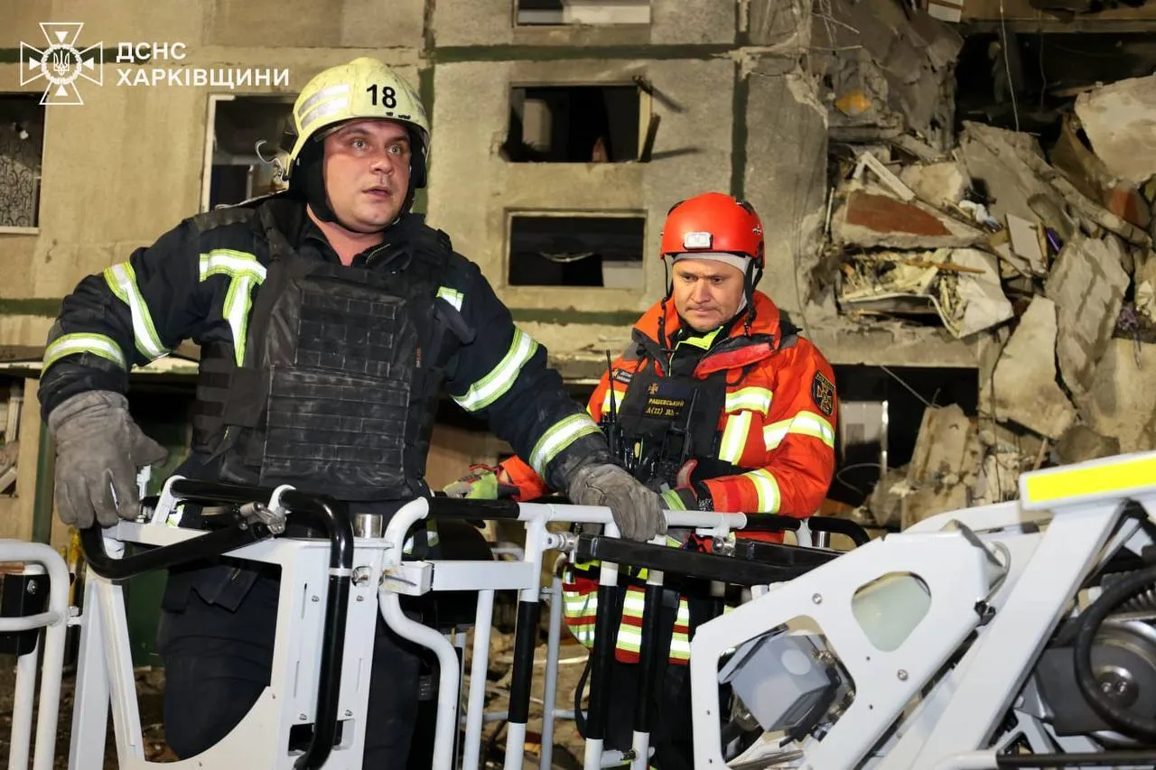 Росіяни КАБом зруйнували багатоповерхівку в Харкові: загинуло двоє людей, десятки постраждали. Фото і відео