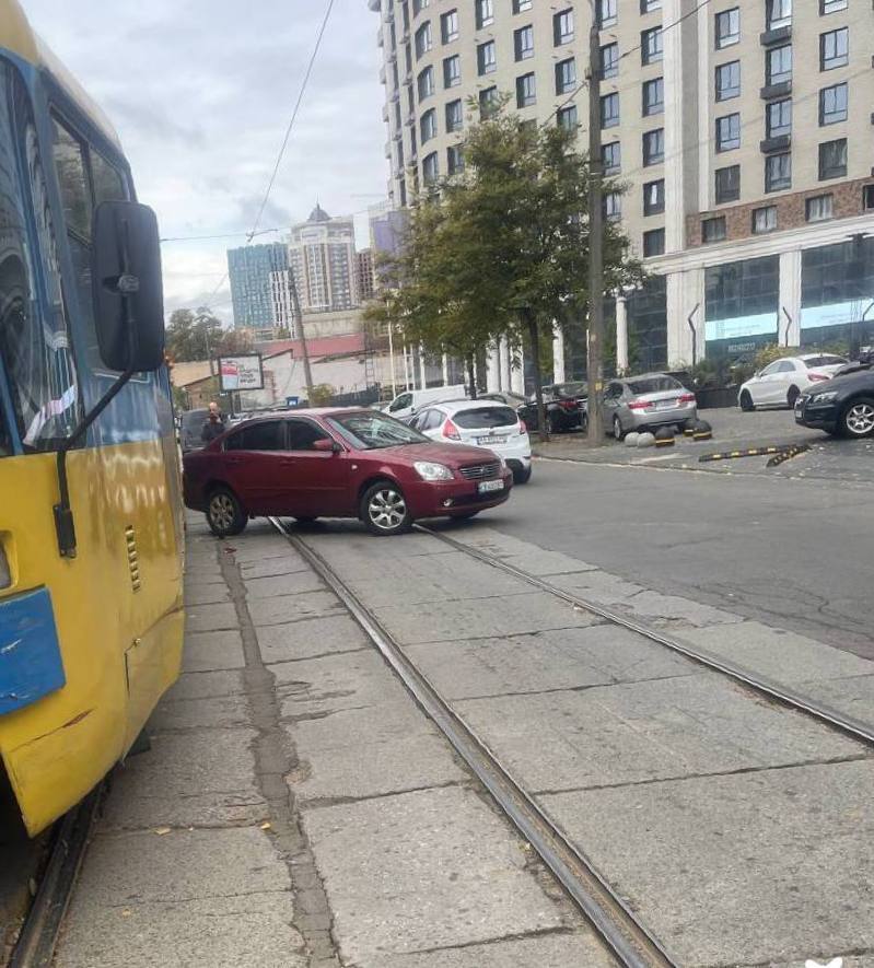 У Києві сталася ДТП з участю трамвая та легковика: рух електротранспорту перекрито. Подробиці, фото та відео dqxikeidqxidqrant