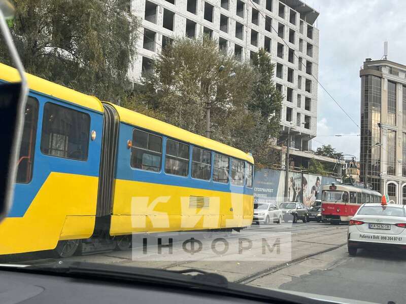 У Києві сталася ДТП з участю трамвая та легковика: рух електротранспорту перекрито. Подробиці, фото та відео