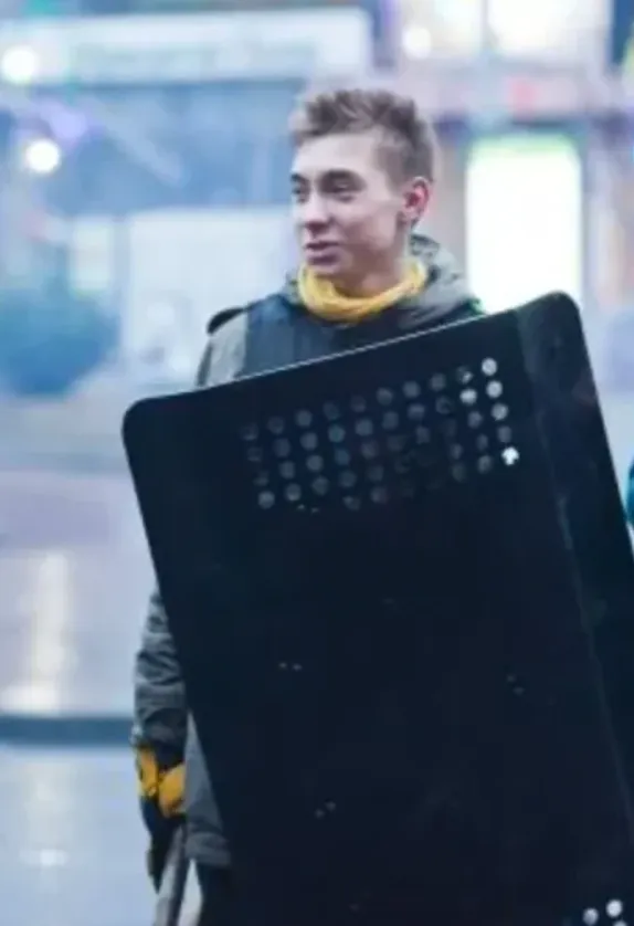 У труну поклали шолом з камерою: у Києві прощалися з сержантом Андрієм Романюком, який загинув на фронті. Фото і відео