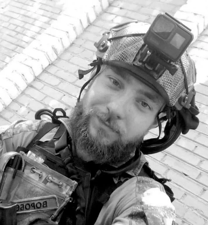 У труну поклали шолом з камерою: у Києві прощалися з сержантом Андрієм Романюком, який загинув на фронті. Фото і відео dqxikeidqxidqrant