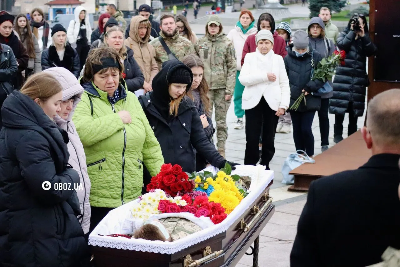 У труну поклали шолом з камерою: у Києві прощалися з сержантом Андрієм Романюком, який загинув на фронті. Фото і відео