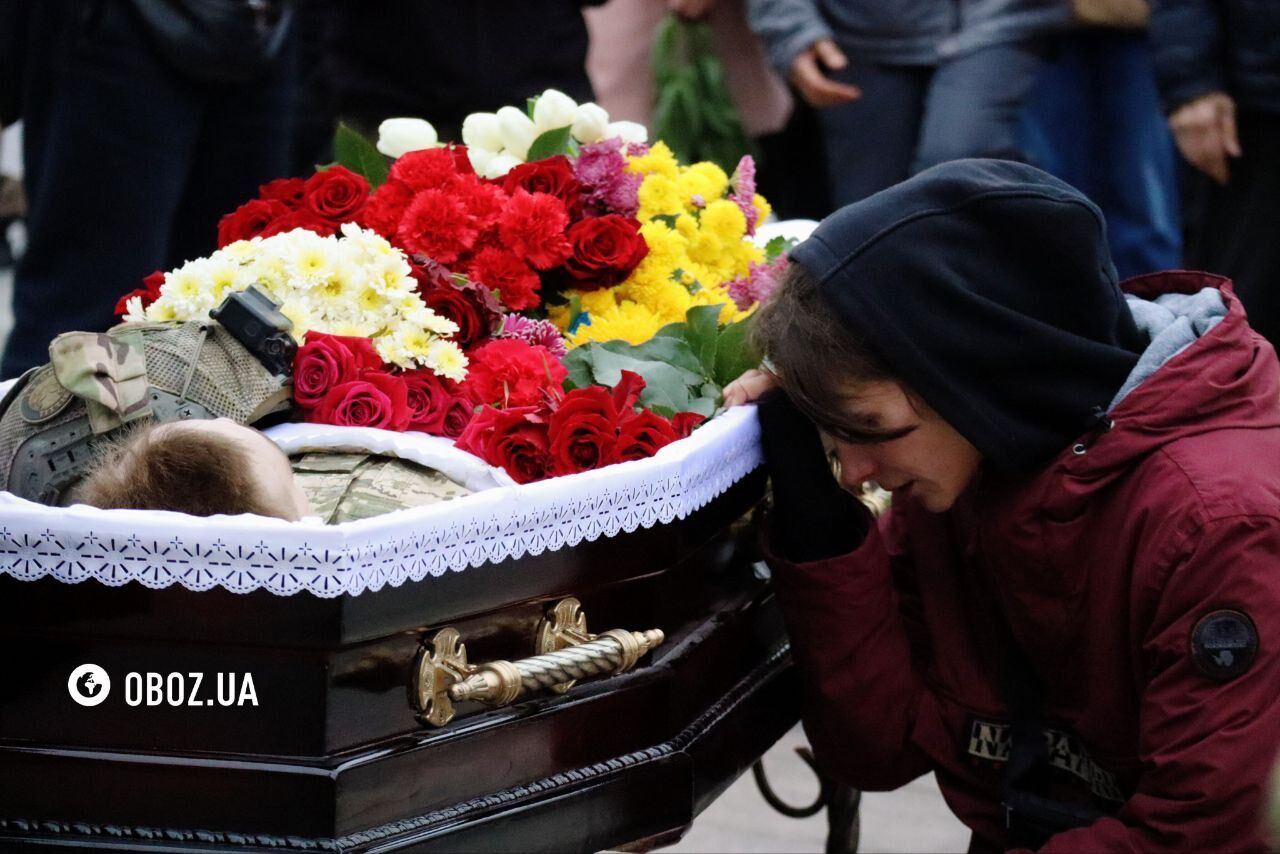 У труну поклали шолом з камерою: у Києві прощалися з сержантом Андрієм Романюком, який загинув на фронті. Фото і відео