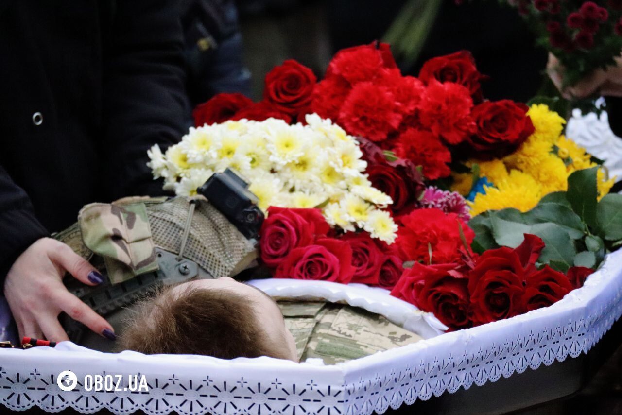 У труну поклали шолом з камерою: у Києві прощалися з сержантом Андрієм Романюком, який загинув на фронті. Фото і відео