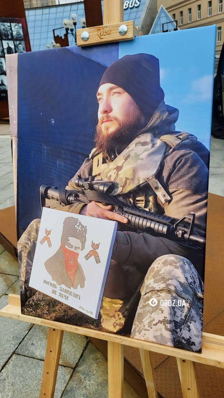 У труну поклали шолом з камерою: у Києві прощалися з сержантом Андрієм Романюком, який загинув на фронті. Фото і відео