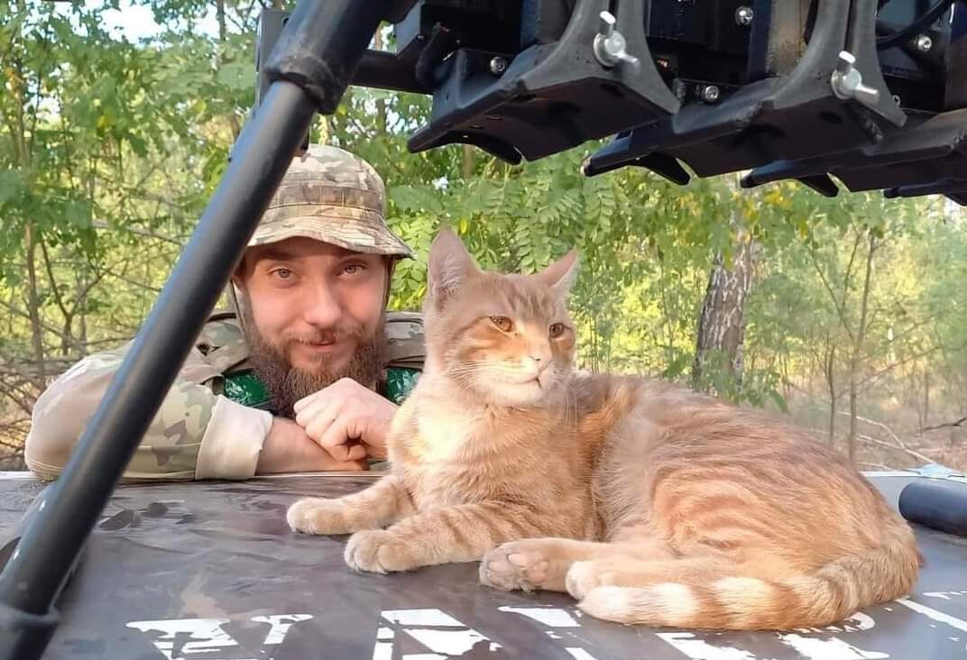 У труну поклали шолом з камерою: у Києві прощалися з сержантом Андрієм Романюком, який загинув на фронті. Фото і відео