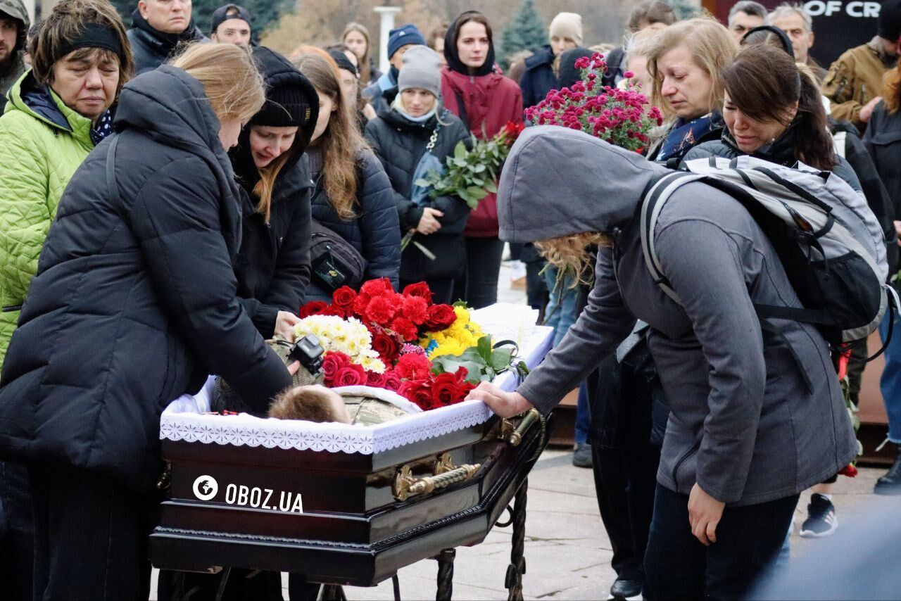 У труну поклали шолом з камерою: у Києві прощалися з сержантом Андрієм Романюком, який загинув на фронті. Фото і відео