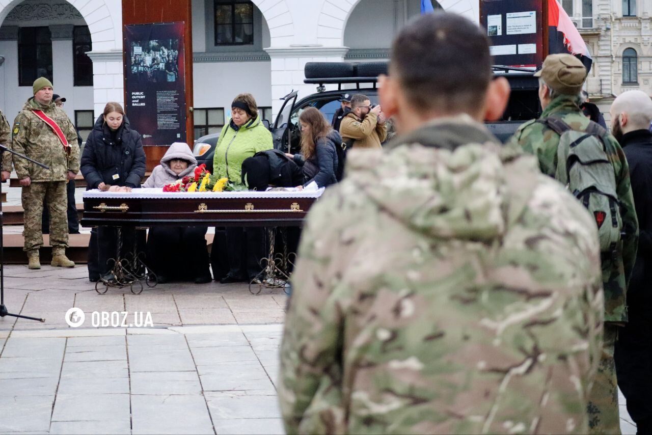 У труну поклали шолом з камерою: у Києві прощалися з сержантом Андрієм Романюком, який загинув на фронті. Фото і відео