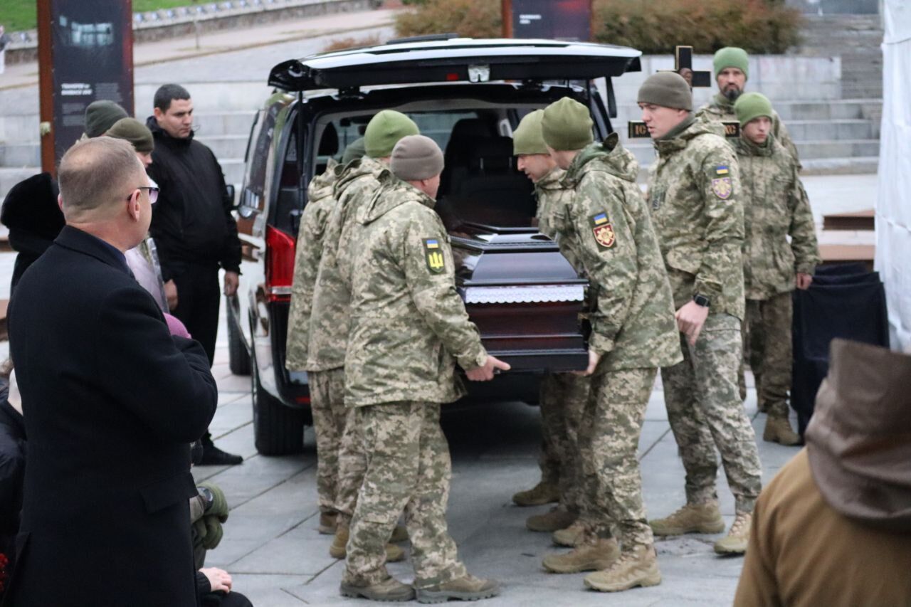 У труну поклали шолом з камерою: у Києві прощалися з сержантом Андрієм Романюком, який загинув на фронті. Фото і відео