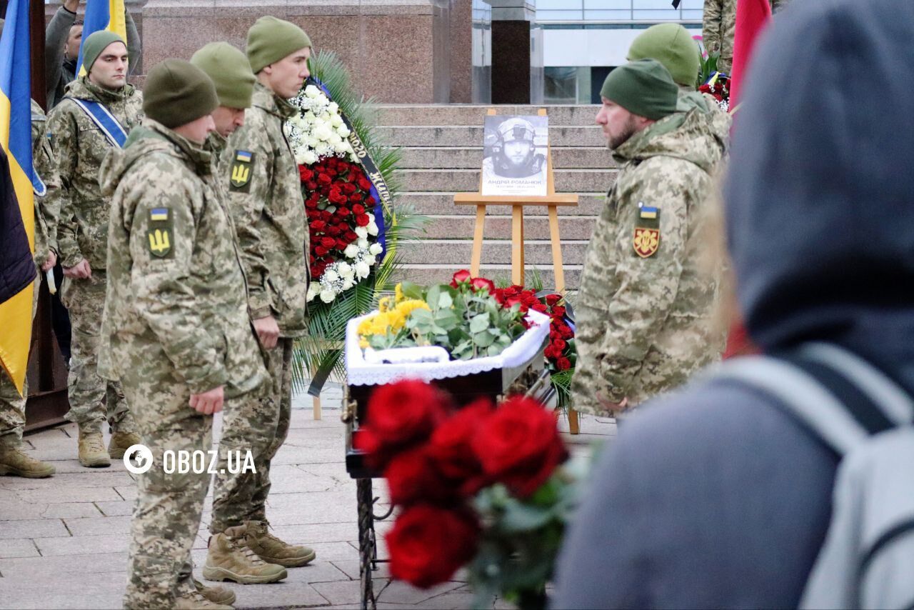 У труну поклали шолом з камерою: у Києві прощалися з сержантом Андрієм Романюком, який загинув на фронті. Фото і відео