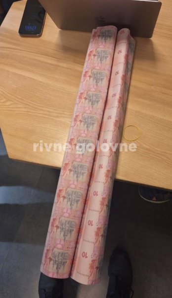 Рулон денег в Ровно dqxikeidqxixdant