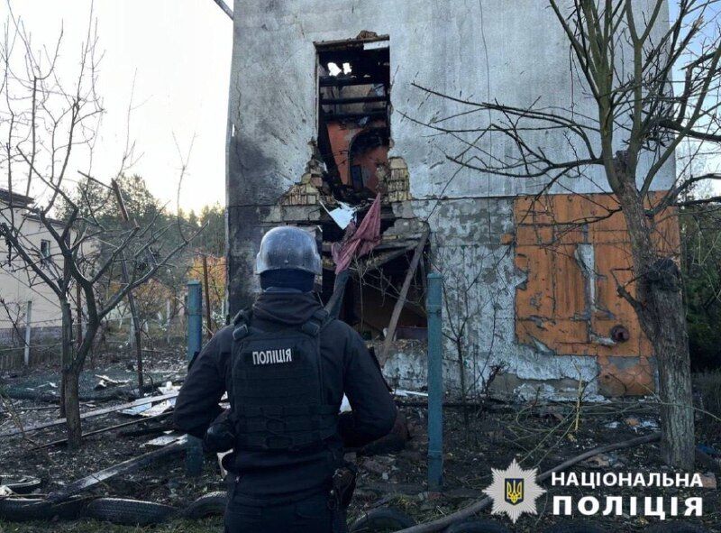 Обірвані мережі і вибиті двері: з’явилися фото наслідків атаки дронів на Київ dqxikeidqxiqtuant