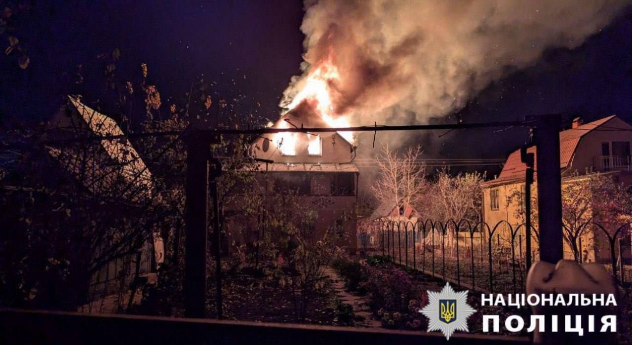 Обірвані мережі і вибиті двері: з’явилися фото наслідків атаки дронів на Київ