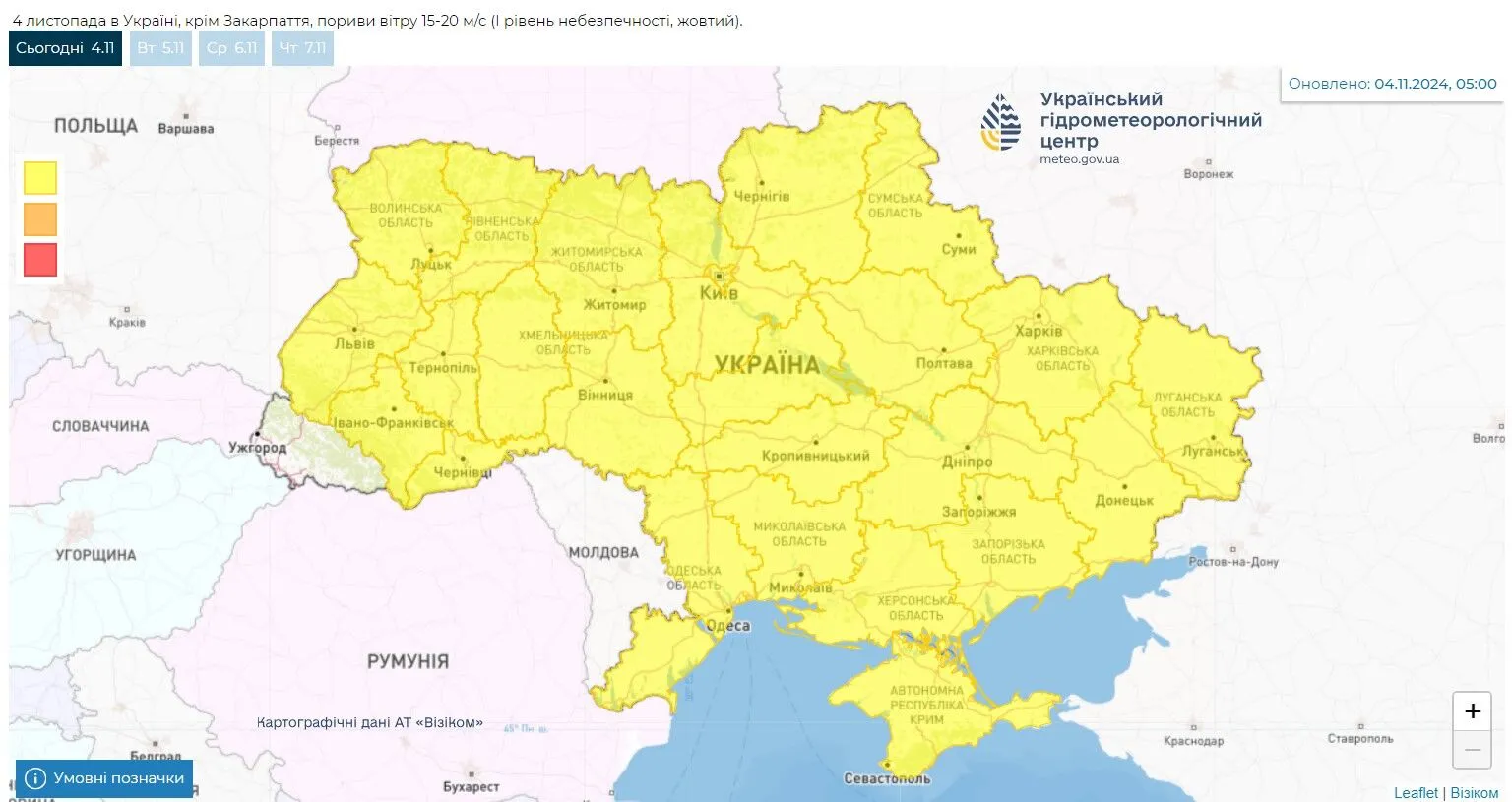 Валить дерева, пошкоджено авто: в Україні вирує сильний вітер. Фото і відео