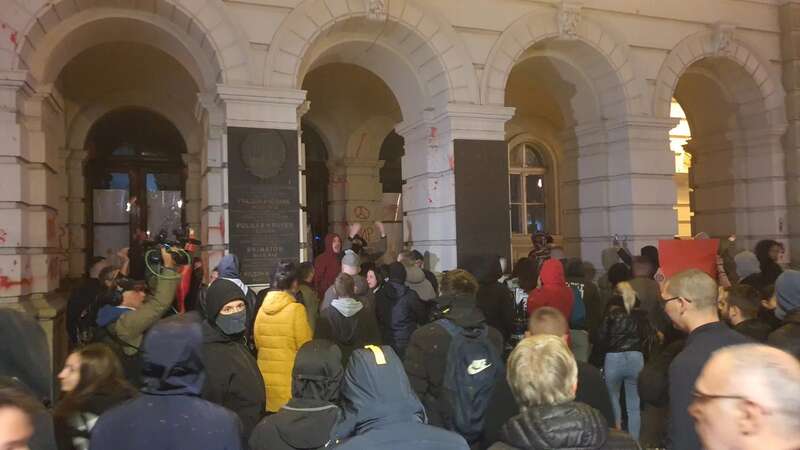 Полиция применяет против присутствующих слезоточивый газ. Протестующие закидали здание мэрии камнями и банками с краской, разбили несколько окон dqxikeidqxidqrant