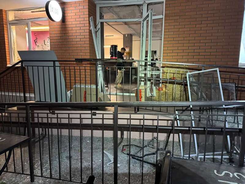 Россия атаковала Одессу дронами: повреждены несколько многоэтажек, админздания и автомобили. Видео и фото