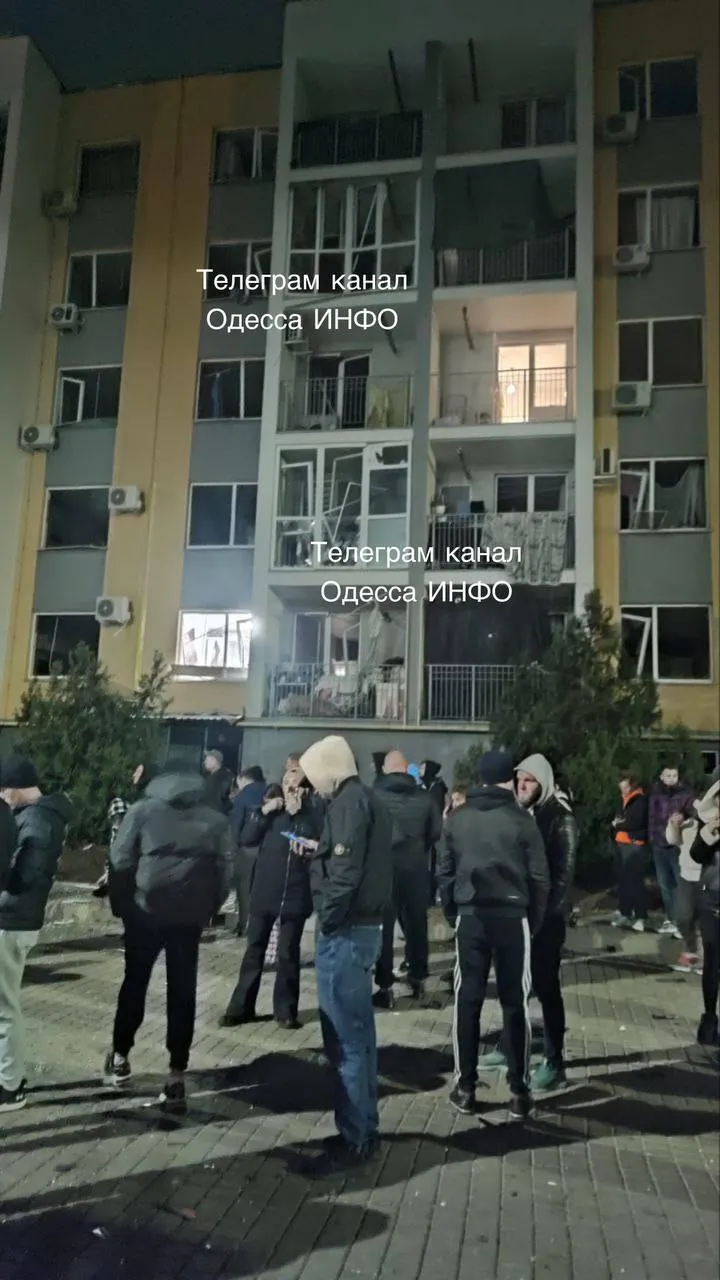 Россия атаковала Одессу дронами: повреждены несколько многоэтажек, админздания и автомобили. Видео и фото