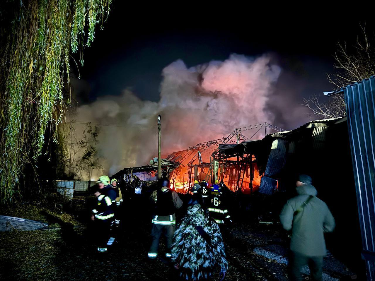 Россия атаковала Одессу дронами: повреждены несколько многоэтажек, админздания и автомобили. Видео и фото