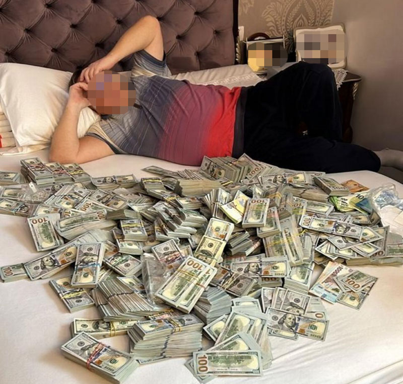During the searches, the husband of the head of the Khmelnytskyi region’s MSEC, Volodymyr Krupa, was found in a strange position next to a pile of currency confiscated in the family apartment dqxikeidqxidqrant