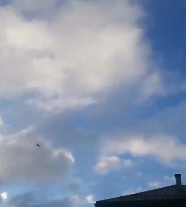 Упав на будинки: російська ППО збила дрон просто над приватним сектором у Підмосков’ї. Відеофакт dqxikeidqxidqeant