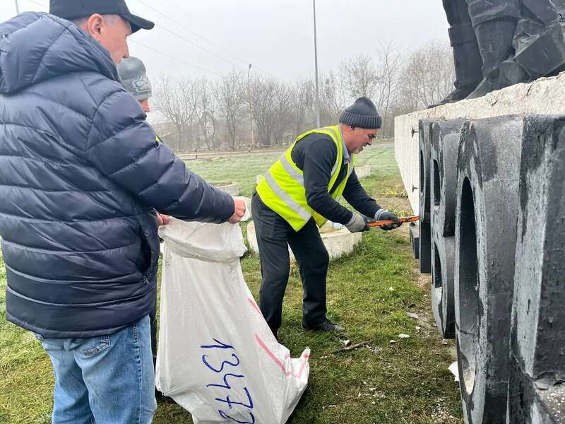 Больше не Червоноград: в Шептицком на Львовщине с памятника шахтёру демонтирована старая надпись. Фото  dqxikeidqxiqkdant