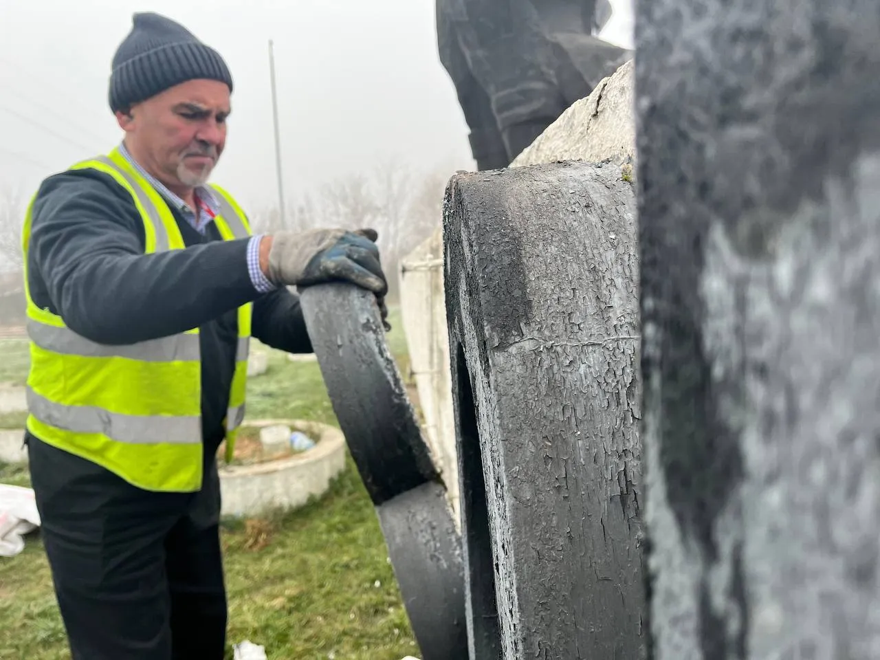 Більше не Червоноград: у Шептицькому на Львівщині з пам’ятника шахтарю демонтовано стару назву. Фото