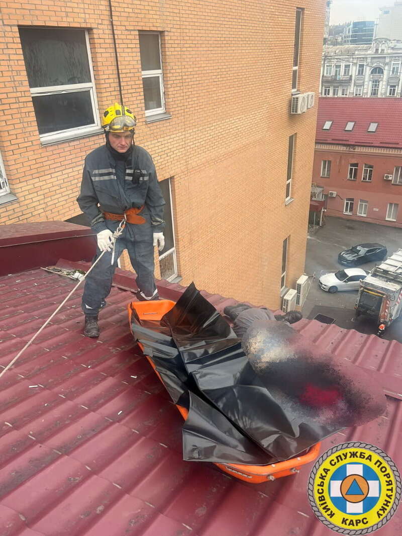 У Києві на даху триповерхового будинку виявили тіло дівчини. Подробиці трагедії