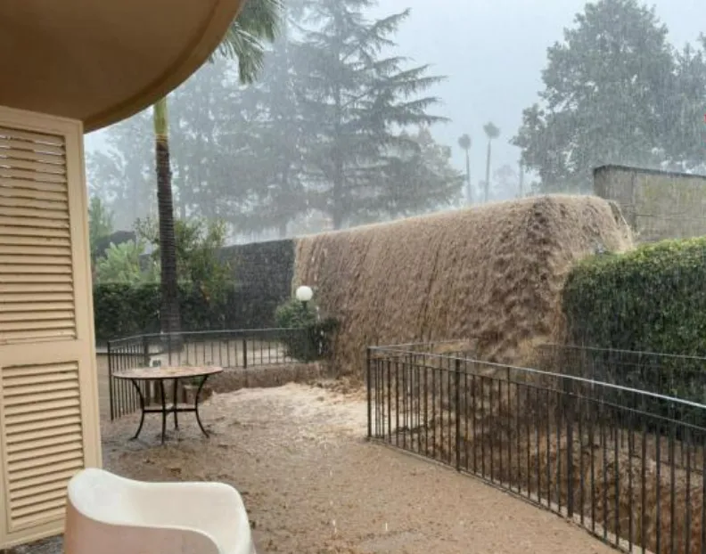 Вода смывала авто и затапливала дома: на Сицилии случилось мощное наводнение. Фото и видео