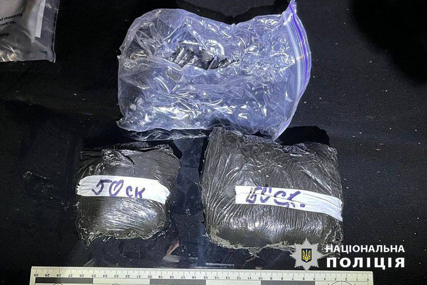 Вилучили понад 300 пакунків із наркотиками, готових до збуту: у Києві затримали dqxikeidqxidqrant