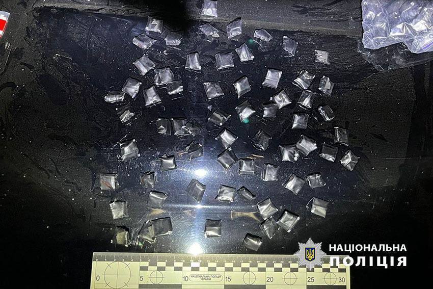 Вилучили понад 300 пакунків із наркотиками, готових до збуту: у Києві затримали