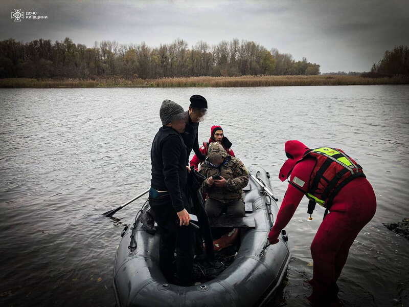 Потрапили у водну пастку: на Київщині троє рибалок ледь не потонули у Дніпрі. Фото