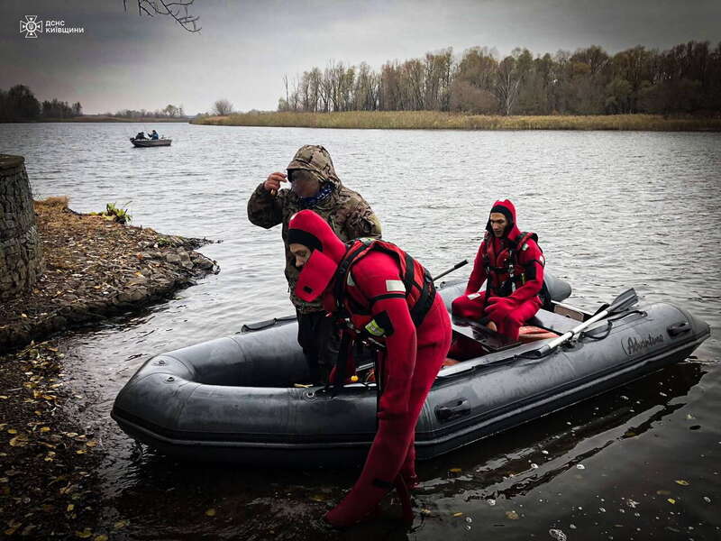 Потрапили у водну пастку: на Київщині троє рибалок ледь не потонули у Дніпрі. Фото