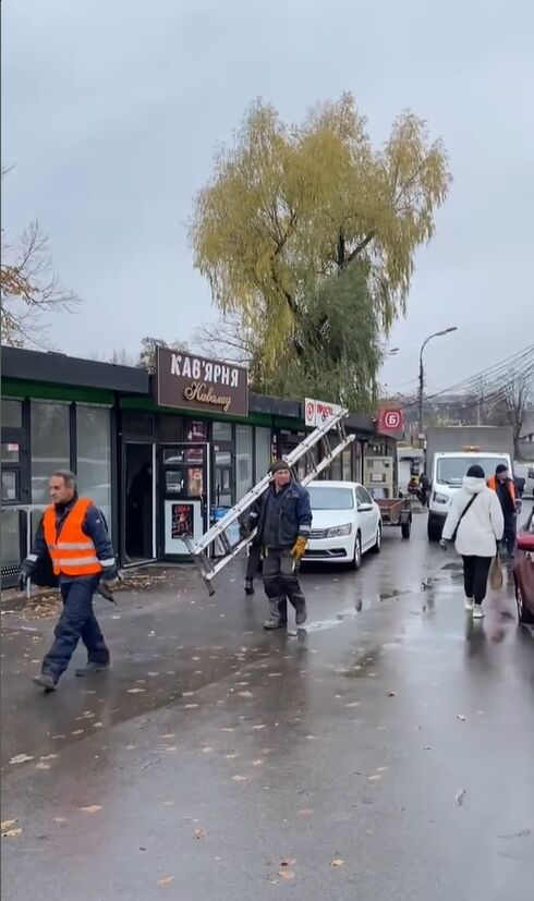 В Киеве начали масштабный демонтаж МАФов возле станции метро dqxikeidqxidqrant