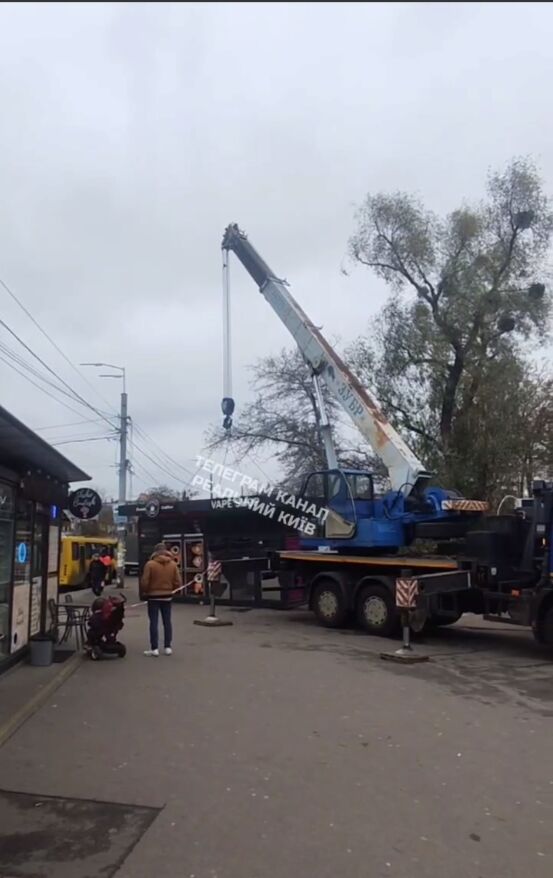 В Киеве начали масштабный демонтаж МАФов возле станции метро