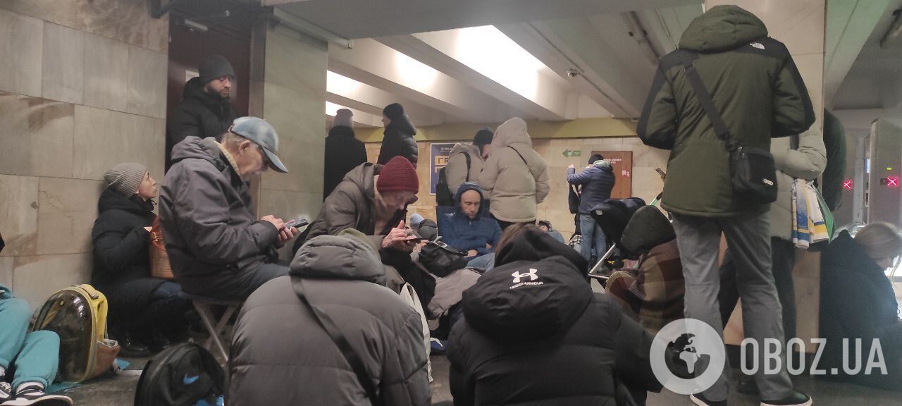 In Kyiv, the metro turned into a spontaneous shelter, people came with belongings and pets: photos from the scene