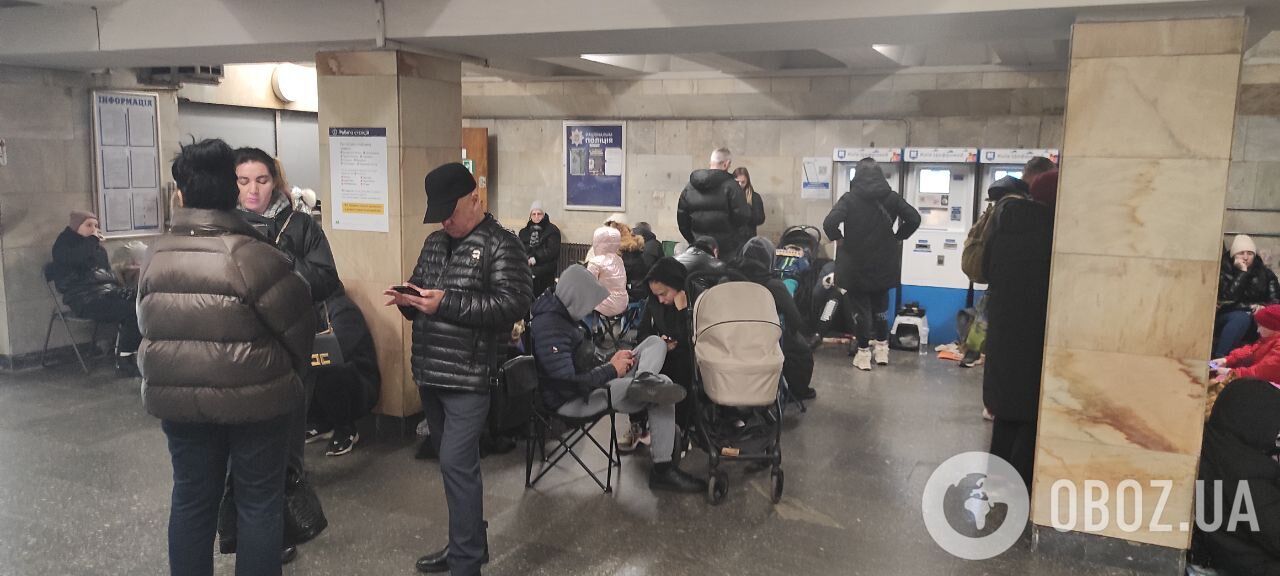 In Kyiv, the metro turned into a spontaneous shelter, people came with belongings and pets: photos from the scene