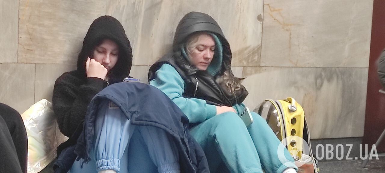 In Kyiv, the metro turned into a spontaneous shelter, people came with belongings and pets: photos from the scene
