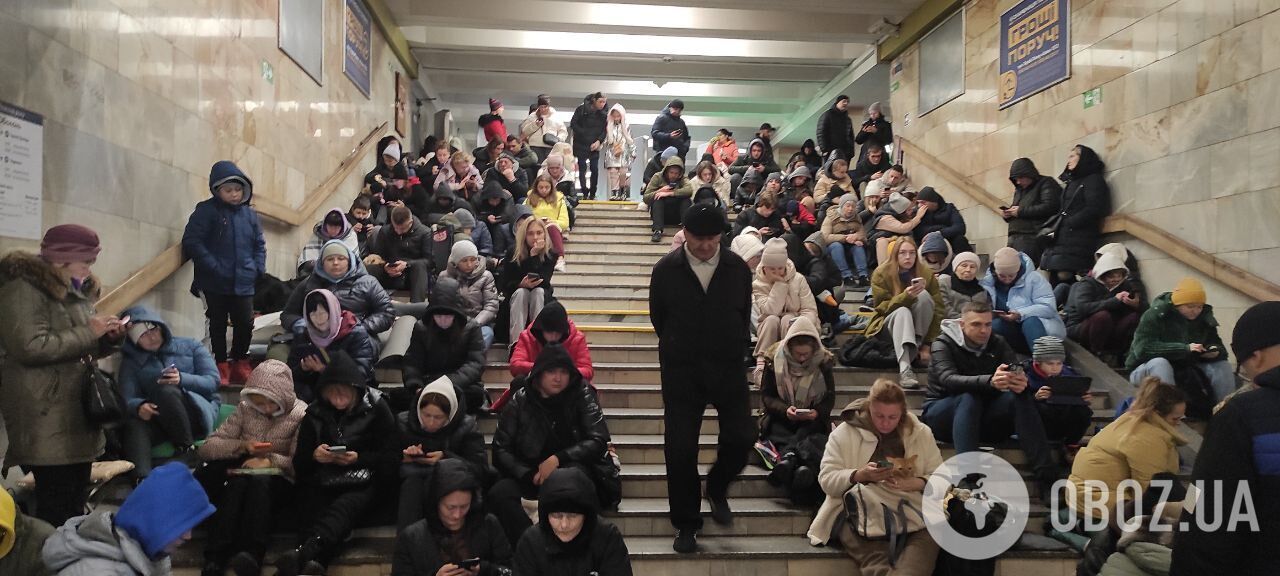 В Киеве метро превратилось в стихийное укрытие, люди пришли с вещами и животными: фото с места