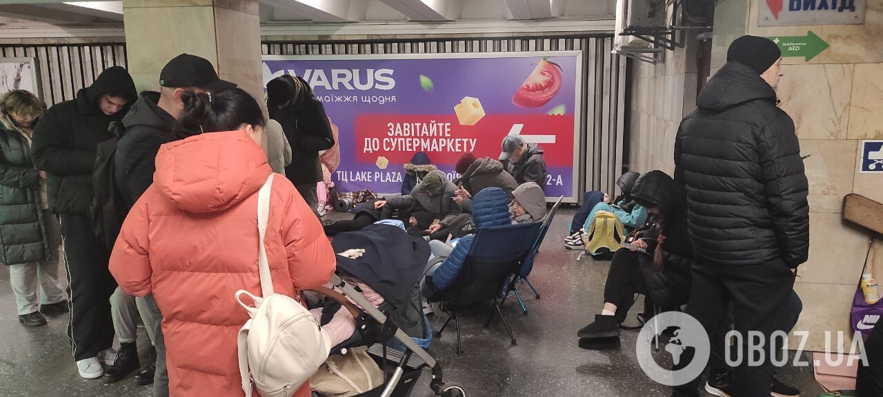 В Киеве метро превратилось в стихийное укрытие, люди пришли с вещами и животными: фото с места
