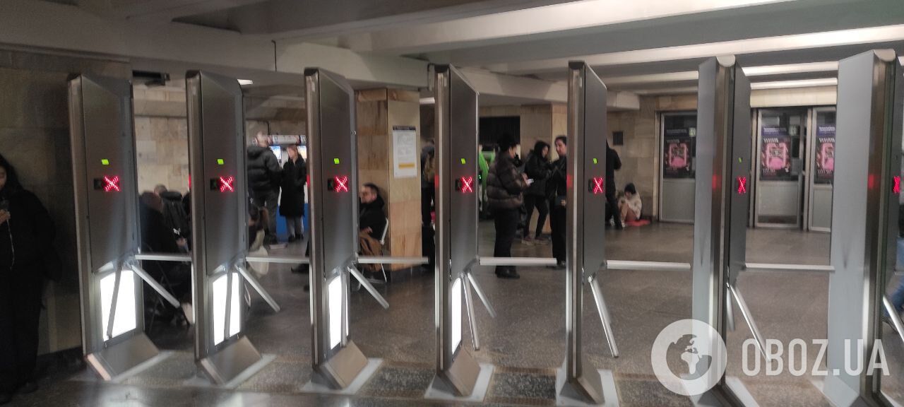У Києві метро перетворилося на стихійне укриття, люди прийшли з речами та тваринами: фото з місця dqxikeidqxidqeant