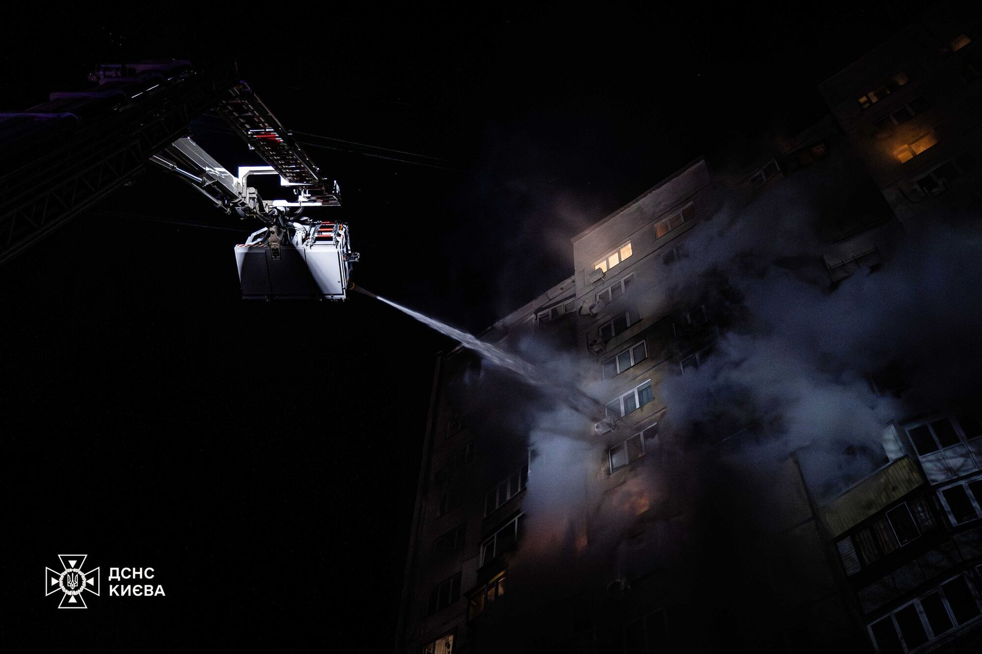 У Києві сталась пожежа у багатоповерхівці, є постраждалі. Подробиці, фото та відео dqxikeidqxiuuant